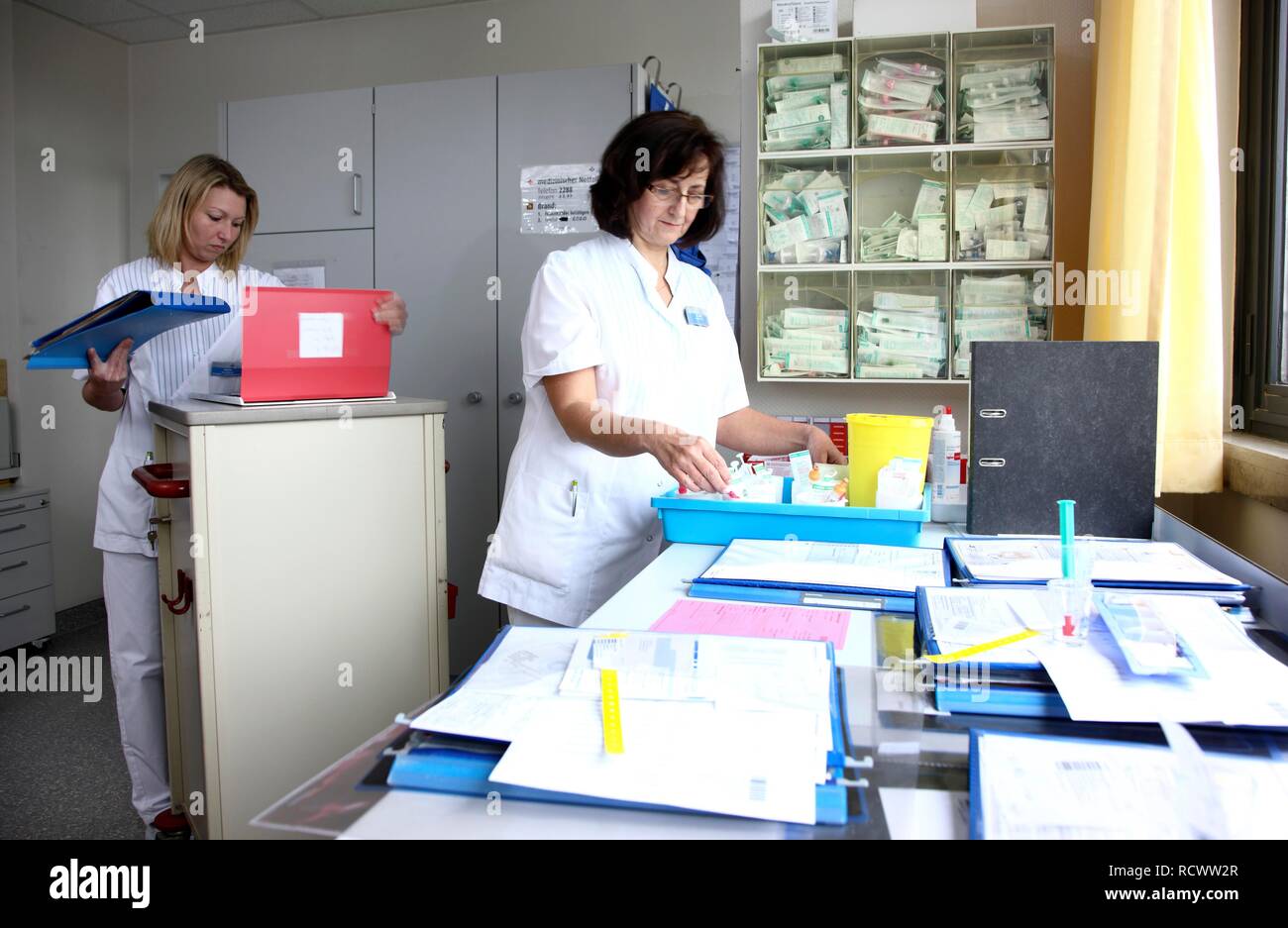 L'élaboration des documents d'infirmières et de médicaments pour les patients dans la station de l'infirmière d'un hôpital Banque D'Images
