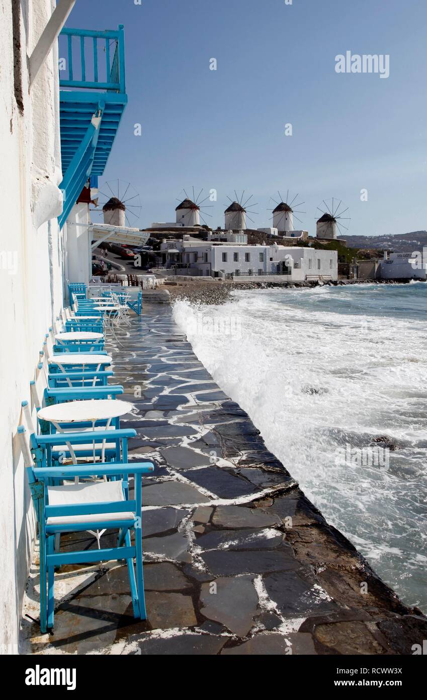 Chaises et tables d'un pub, vieilles maisons au bord de la mer, "petite Venise", quartier vieille ville de Mykonos, Mykonos, Grèce, Europe Banque D'Images