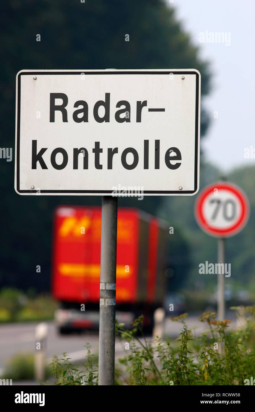 Signe officiel pour avertir d'un contrôle radar avec un TraffiTower speed camera, sur la route fédérale B224, Braukstrasse, dans une 70 Banque D'Images