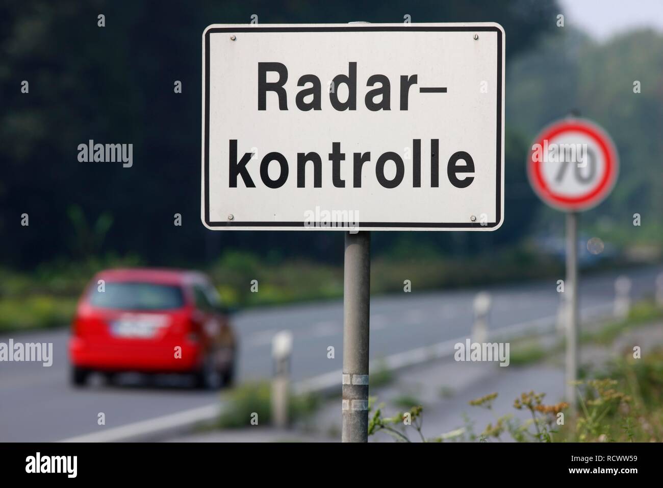 Signe officiel pour avertir d'un contrôle radar avec un TraffiTower speed camera, sur la route fédérale B224, Braukstrasse, dans une 70 Banque D'Images