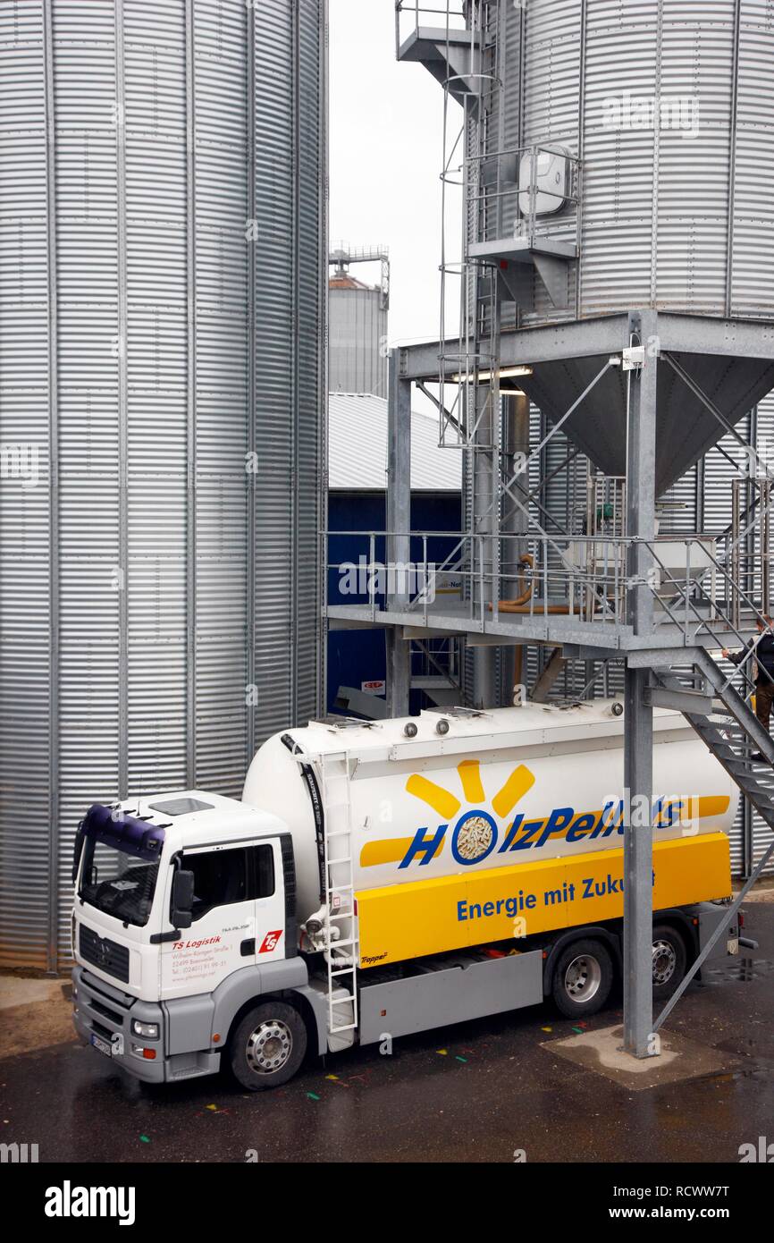 Remplissage des granulés bois pour le chauffage à partir d'un silo de stockage dans un pétrolier à la société WestPellets in Titz, Rhénanie du Nord-Westphalie Banque D'Images