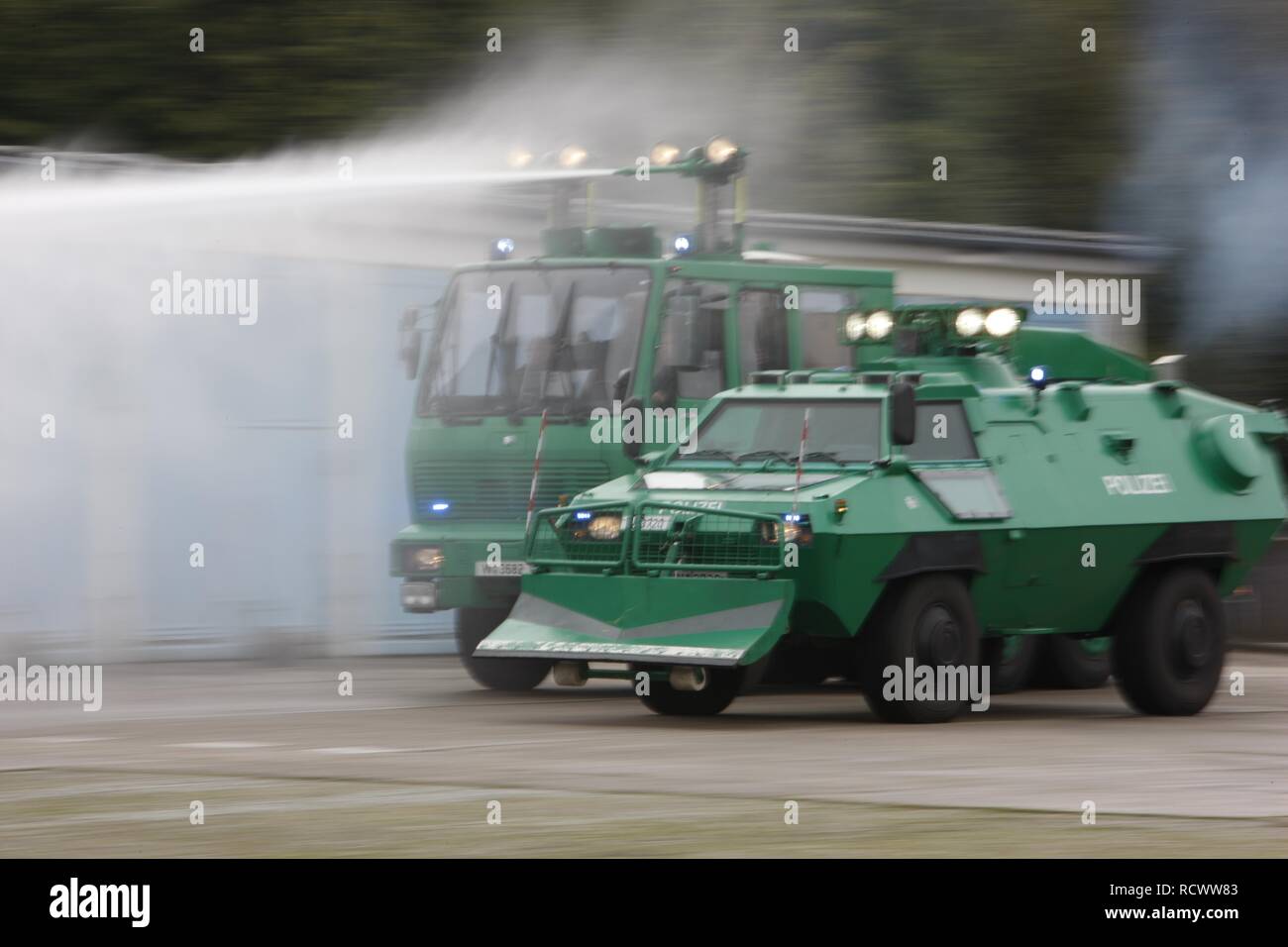 Véhicule blindé spécial pendant une mission de formation de la police avec un véhicule avec des canons à eau, Rhénanie du Nord-Westphalie Banque D'Images