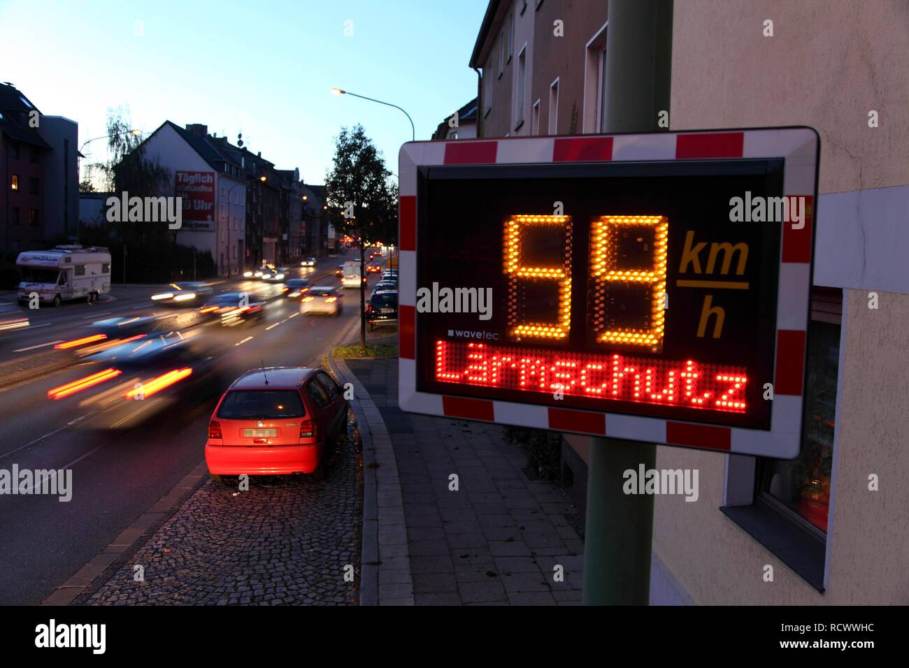 Le bruit de la circulation routière, panneau d'affichage de la vitesse des véhicules, si la vitesse est supérieure à 50 km/h, le mot "Laermschutz", Banque D'Images Le bruit de la circulation routière, panneau d'affichage de la vitesse des véhicules, si la vitesse est supérieure à 50 km/h, le mot "Laermschutz", Banque D'Images