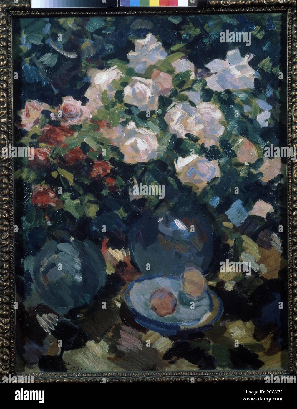 Roses dans un pot bleu. Musée : la Galerie nationale Tretiakov (Moscou). Auteur : Korovine, Konstantin Alexeyevitch. Banque D'Images