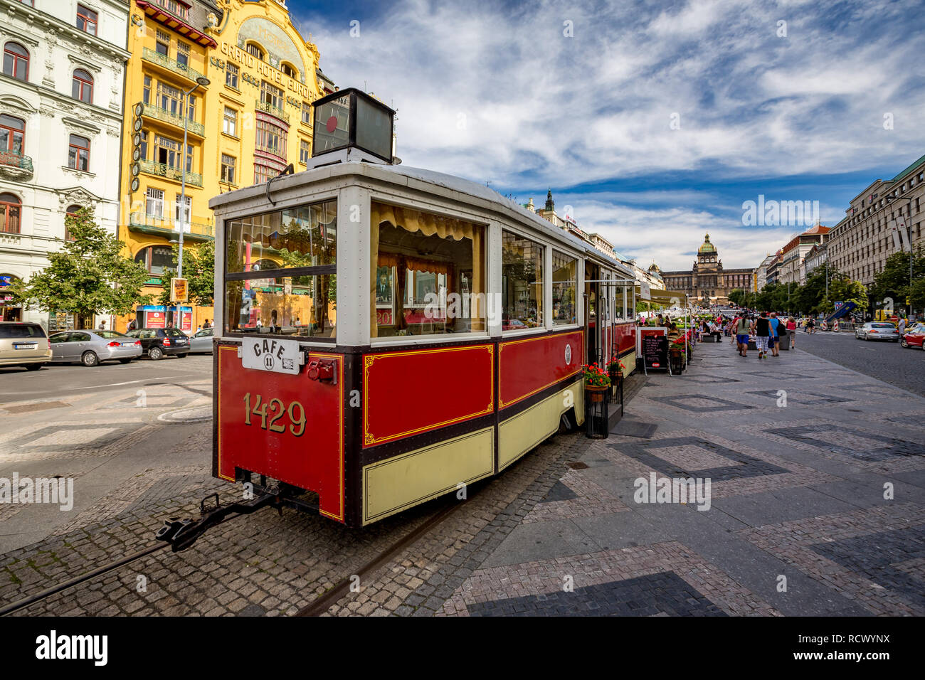 PRAGUE, RÉPUBLIQUE TCHÈQUE - 27 août 2015 : les gens passer rouge et jaune vintage train wagon avec nombre 1429 converti en centre-ville de cafétéria Banque D'Images