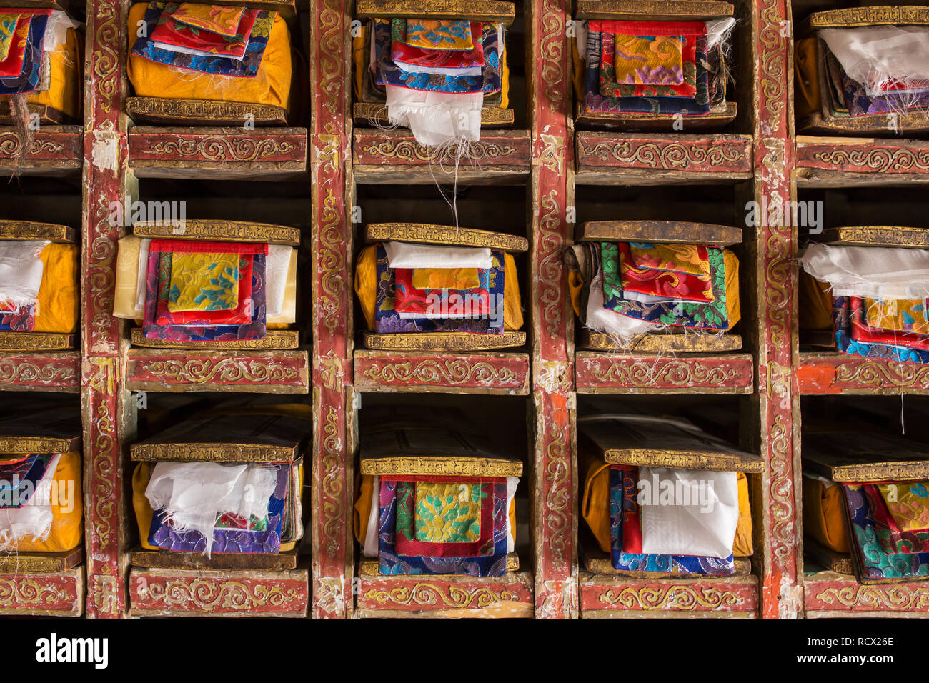 Folios de vieux manuscrits dans la bibliothèque de matho gompa monastère bouddhiste tibétain au Ladakh, Inde Banque D'Images