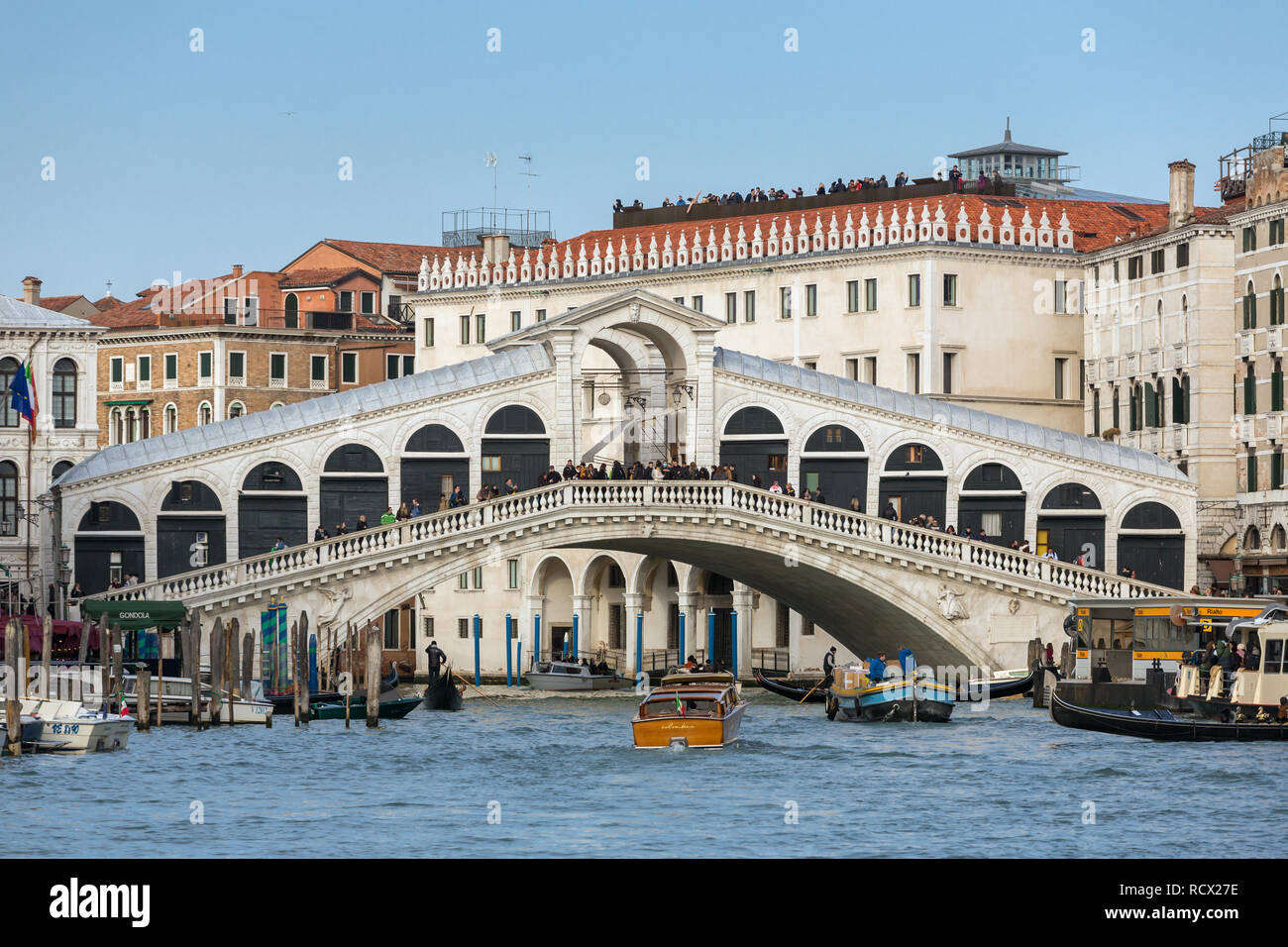 Venise, Italie - 20 mars 2018 : célèbre pont du Rialto à Grand Canal à Venise Banque D'Images