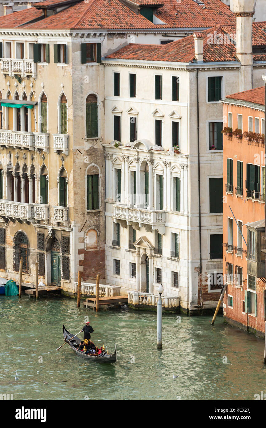 Venise, Italie - 20 mars 2018 : gondolier vénitien équitation les touristes en gondole à Grand Canal à Venise. Banque D'Images