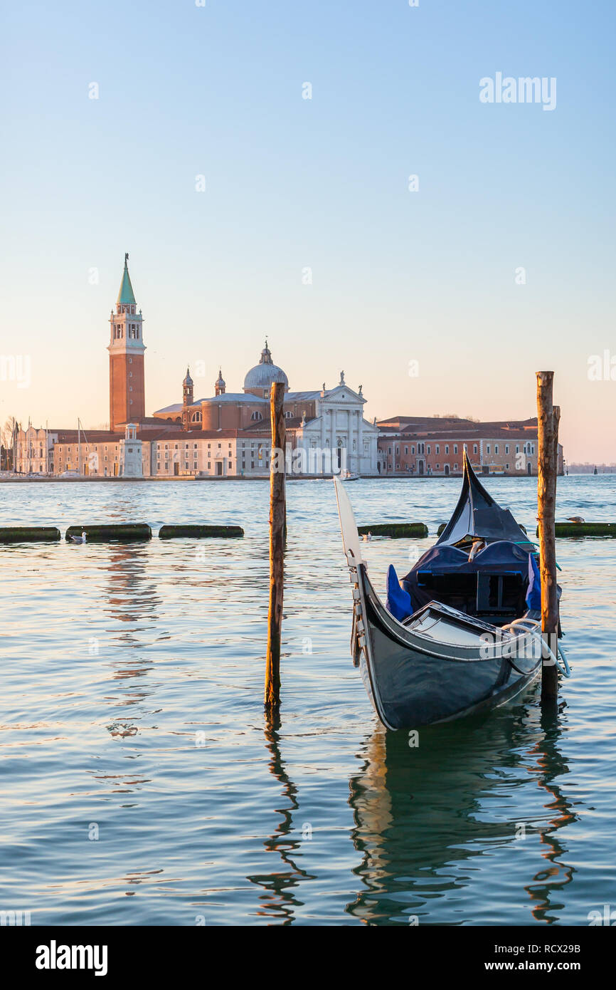 Gondole vénitienne avec San Giorgio Maggiore Église en arrière-plan de Venise, Italie. Banque D'Images