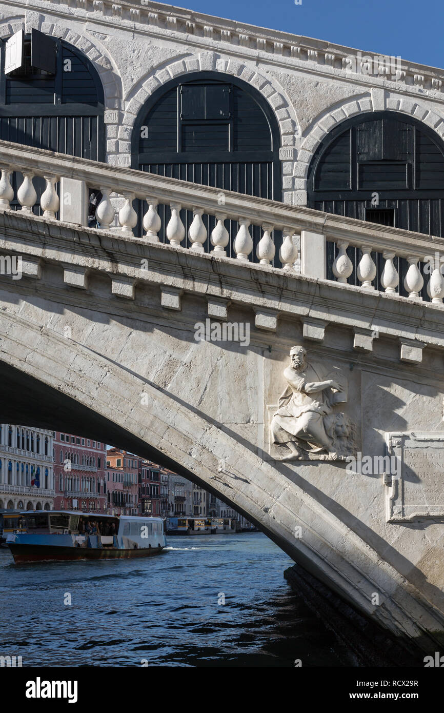 Célèbre pont du Rialto à Grand Canal à Venise Banque D'Images