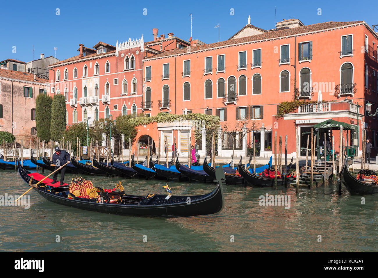 Venise, Italie - 22 mars 2018 : gondolier vénitien équitation en gondole à Grand Canal à Venise. Banque D'Images