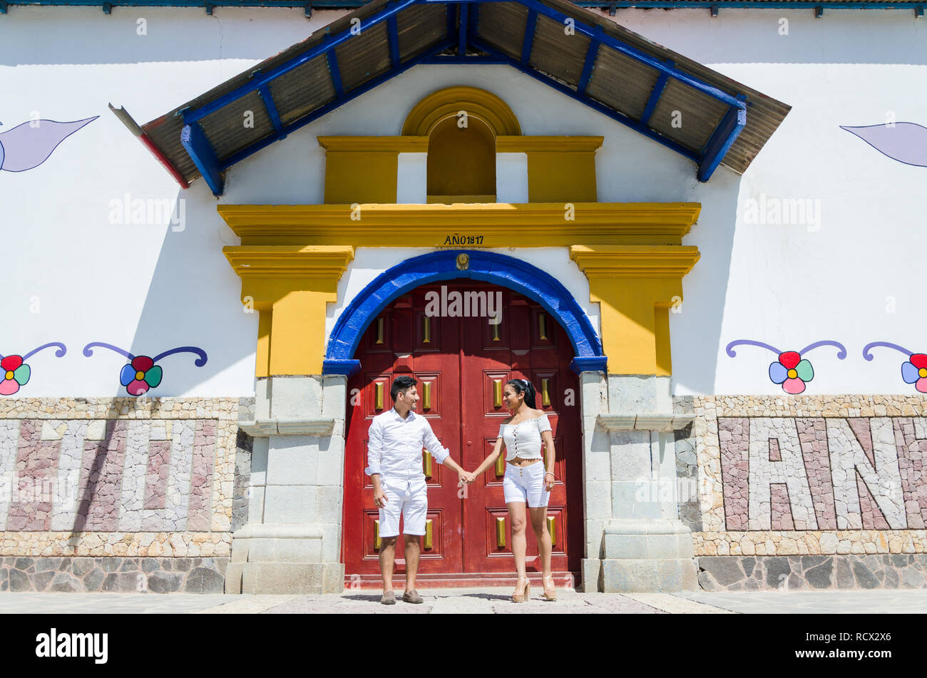 Heureux belle femme avec son petit ami à l'un l'autre à la porte de l'église d'Antioquia, à l'est de Lima - Pérou Banque D'Images