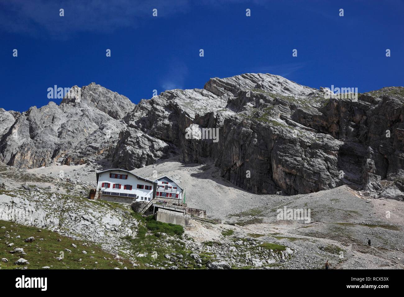 La hutte d'Knorr Club alpin allemand sur plateau de Mt sous le sommet de la Zugspitze, Garmisch-Partenkirchen, gamme Wetterstein Banque D'Images