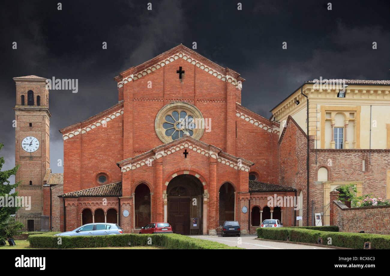 Les nuages de tempête au-dessus de l'abbaye Chiaravalle della Colomba, la plus ancienne abbaye cistercienne en Italie, Émilie-Romagne, Italie, Europe Banque D'Images