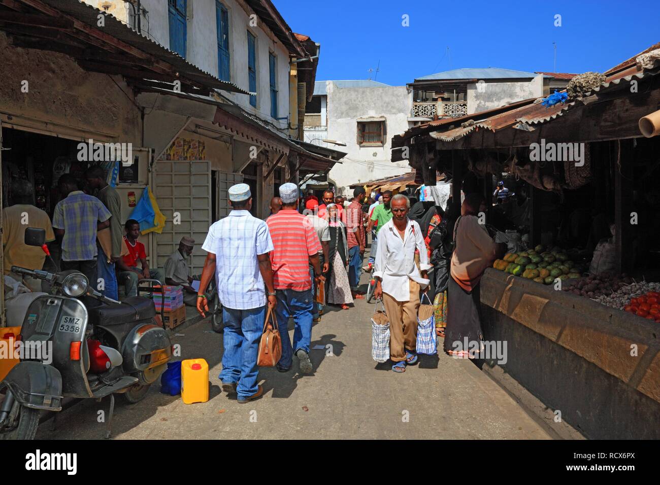 Scène de rue, Zanzibar, Tanzania, Africa Banque D'Images