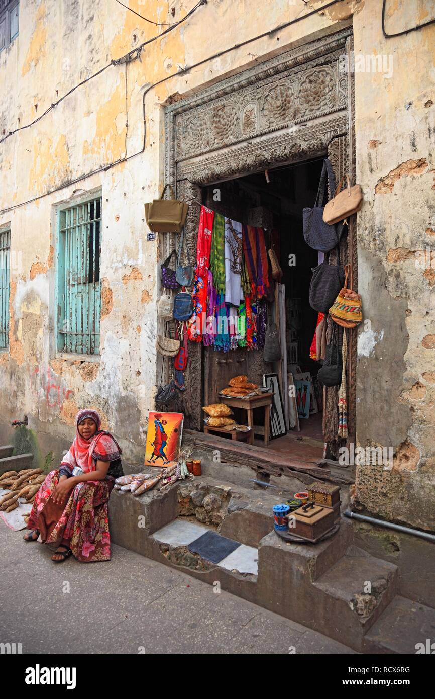 Magasin dans le centre historique de la ville de Stone Town, Zanzibar, Tanzania, Africa Banque D'Images