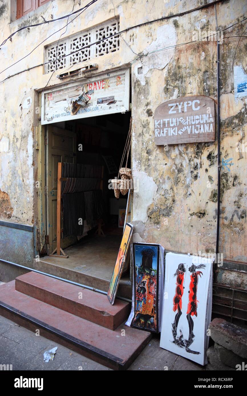 Arts et artisanat dans le centre-ville historique de Stone Town, Zanzibar, Tanzania, Africa Banque D'Images