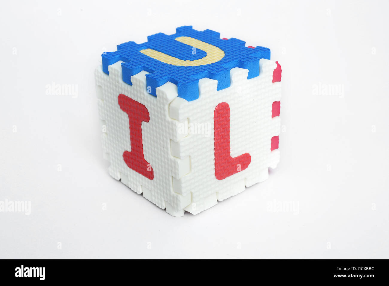 Portrait de blocs formant cube avec lettre. Isolé sur le fond blanc. Banque D'Images