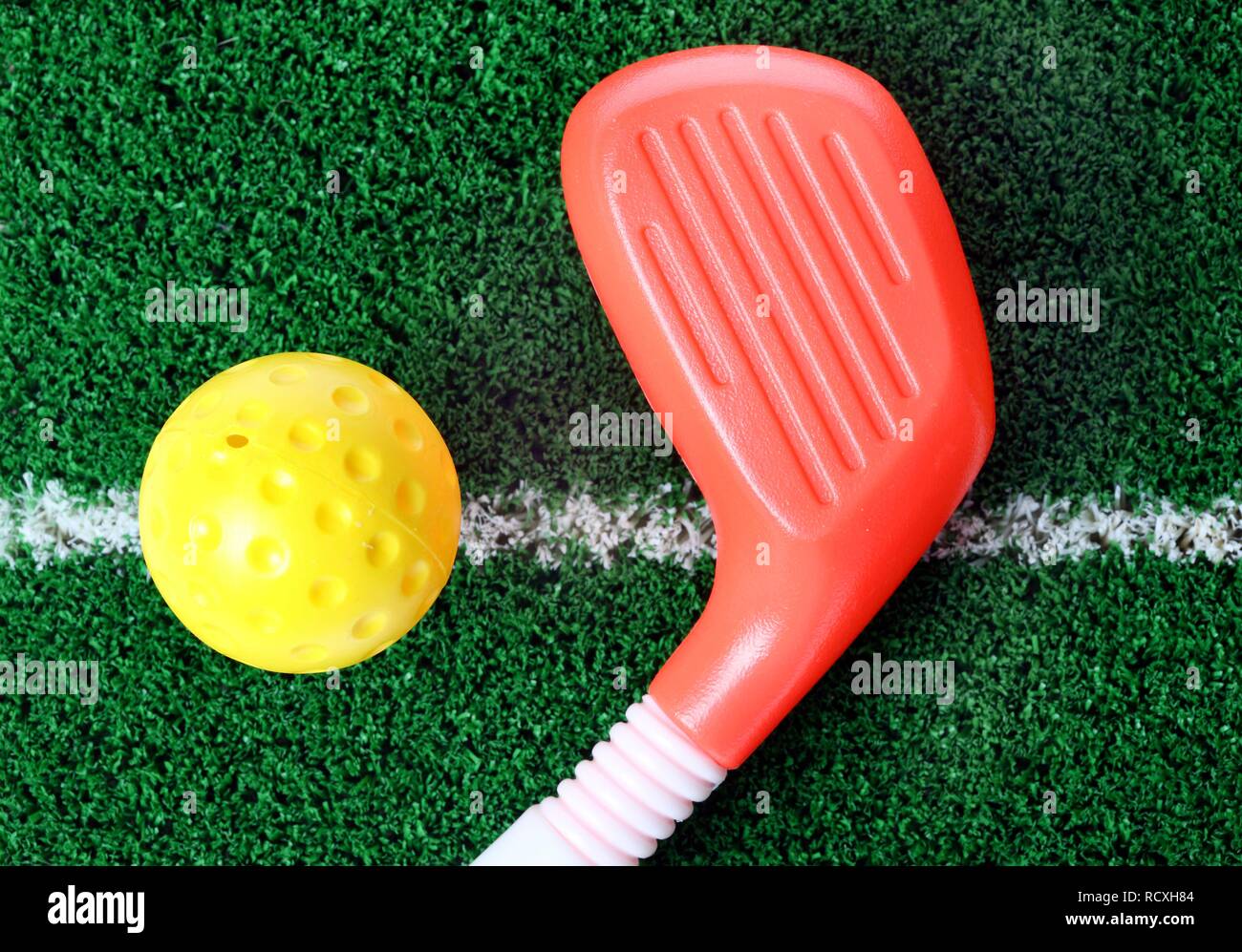 L'équipement de golf en plastique de jouet, club de golf et une balle de  golf Photo Stock - Alamy