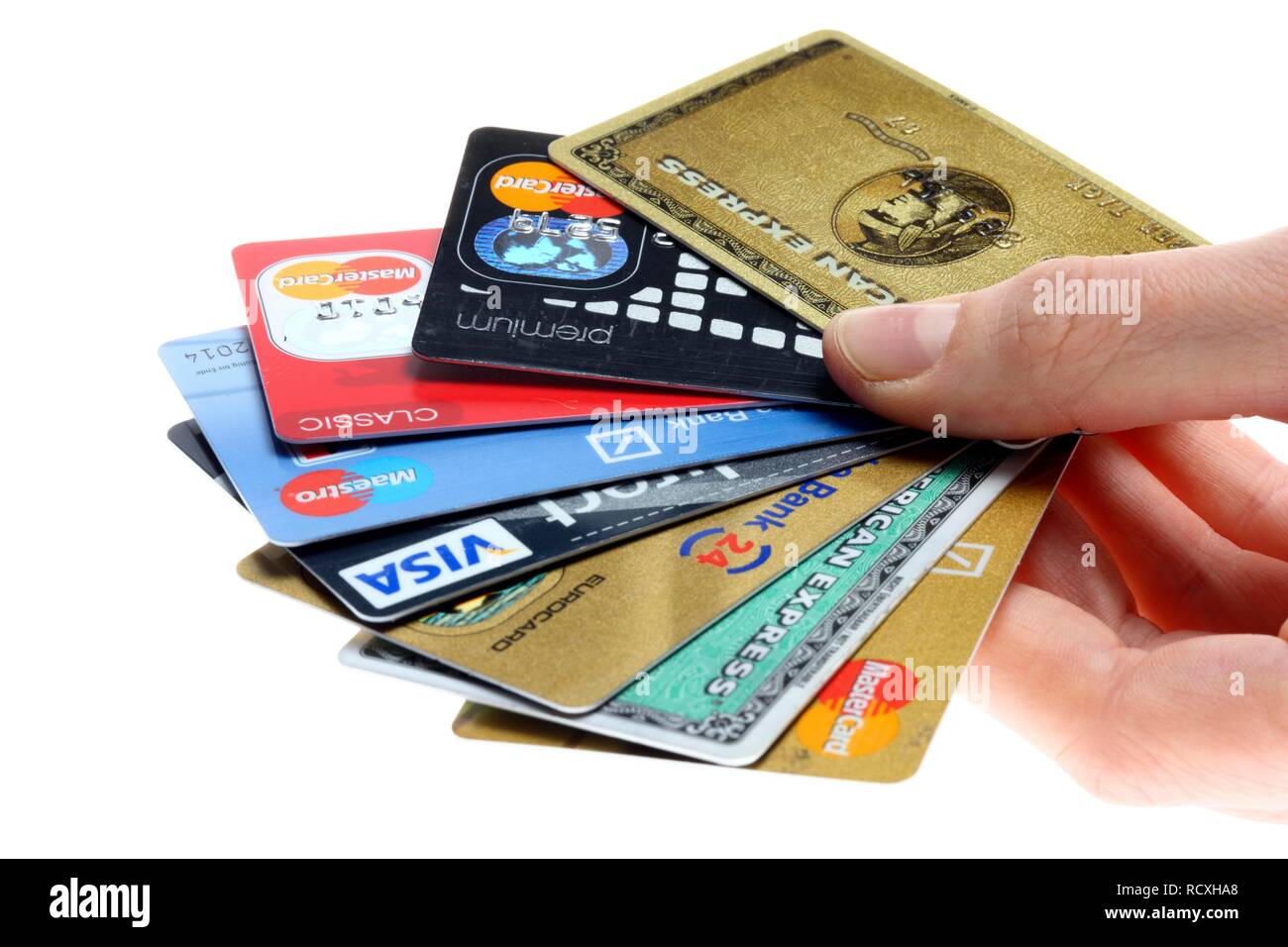 Main tenant un fan de cartes de crédit, cartes bancaires Banque D'Images