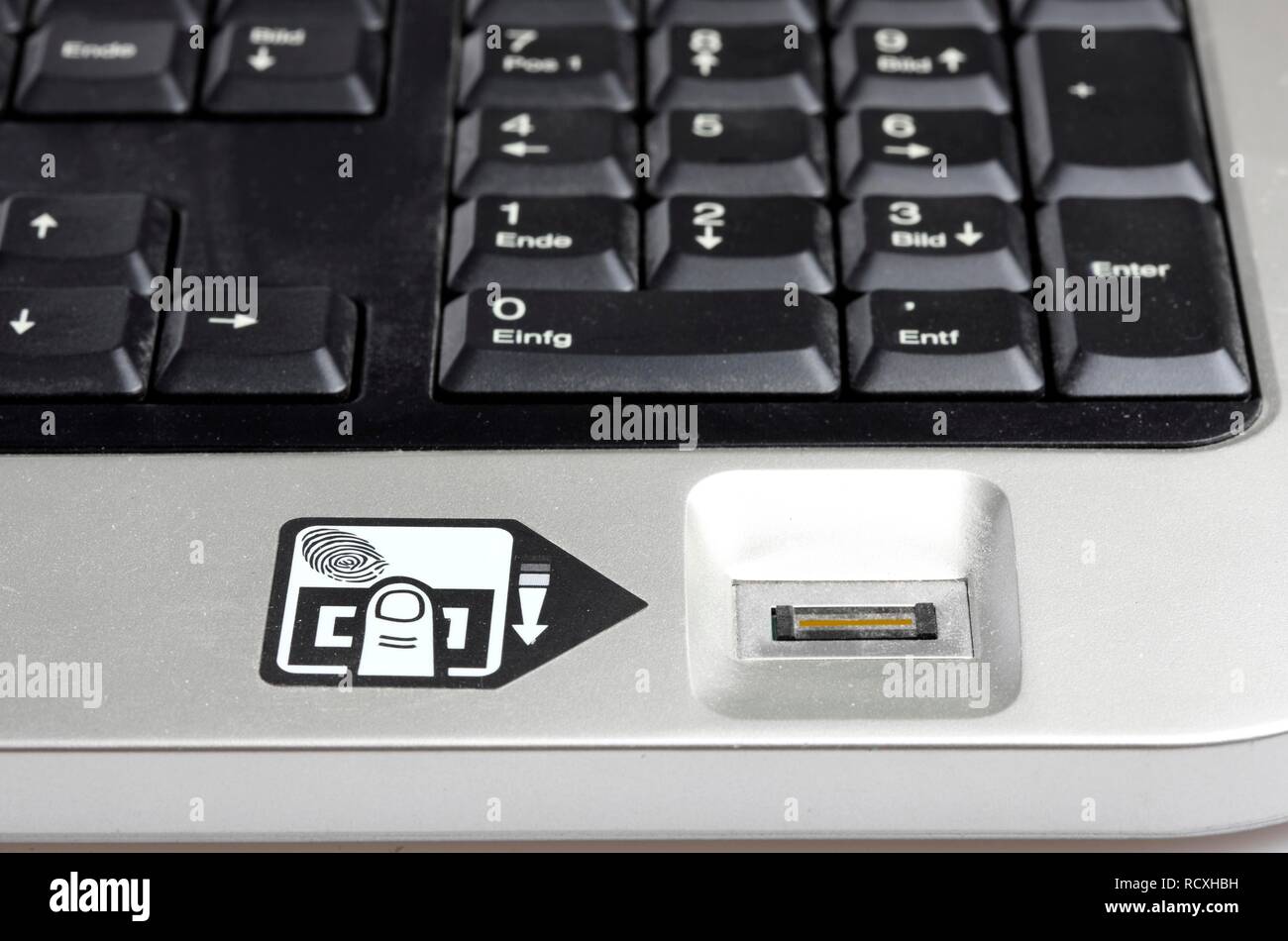 Clavier de l'ordinateur avec un lecteur d'empreintes digitales, seuls les utilisateurs enregistrés peuvent utiliser l'ordinateur après leurs empreintes digitales identifie Banque D'Images