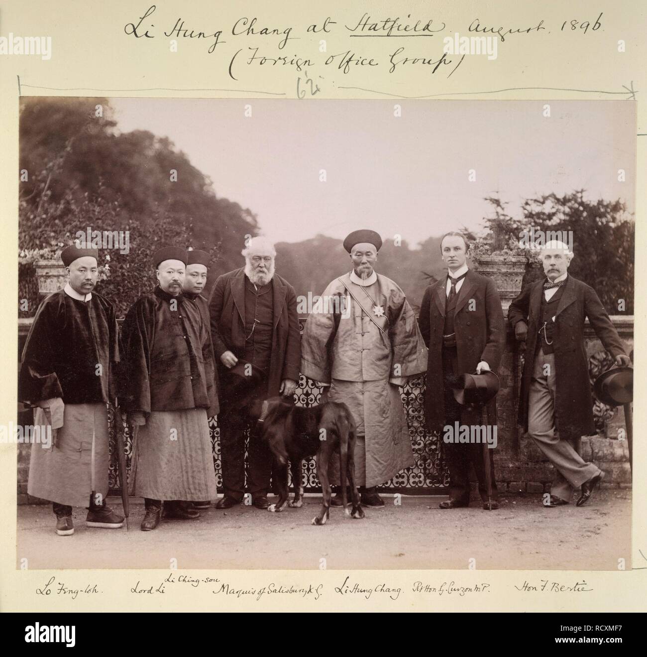 Li Hung Chang à Hatfield. Août 1896. Li Hung Chang à Hatfield, août 1896 (Affaires de Bureau du Groupe). Délégation chinoise avec Lord Salisbury : 'Lo Feng-loh ; Seigneur ; Li Li Ching-sou ; marquis de Salisbury, KG ; Li Hung Chang ; Rt Hon G. Curzon, MP ; député F. Bertie'. Publié à l'origine/produit en août 1896. . Source : OIOC Photo 430/67(45),. Banque D'Images