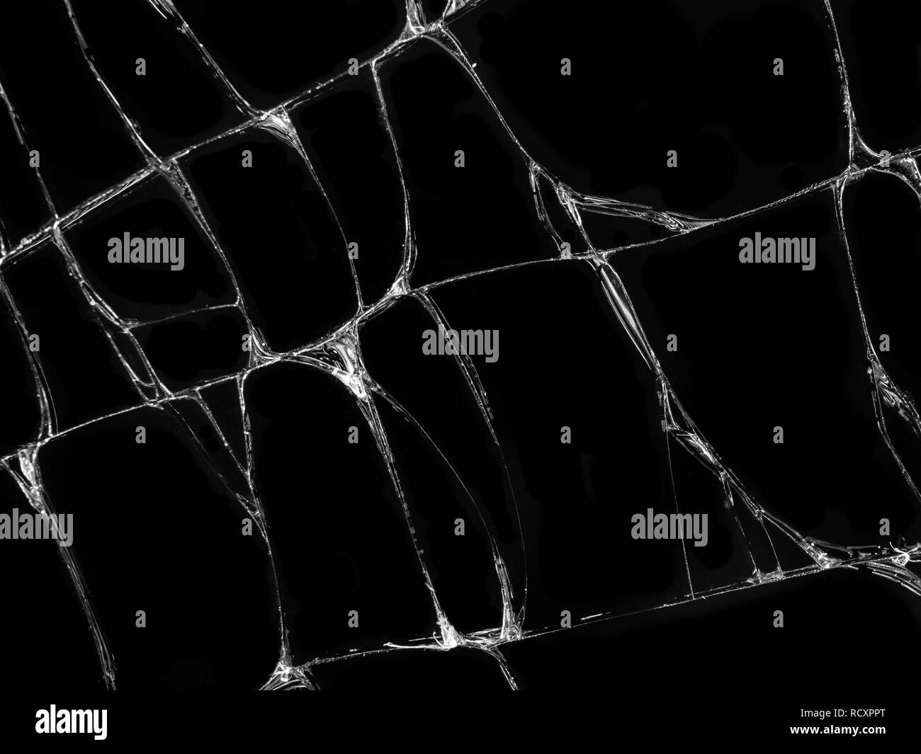 La texture de verre fissuré sur fond noir. Effet de verre craquelé réalistes isolées. Banque D'Images