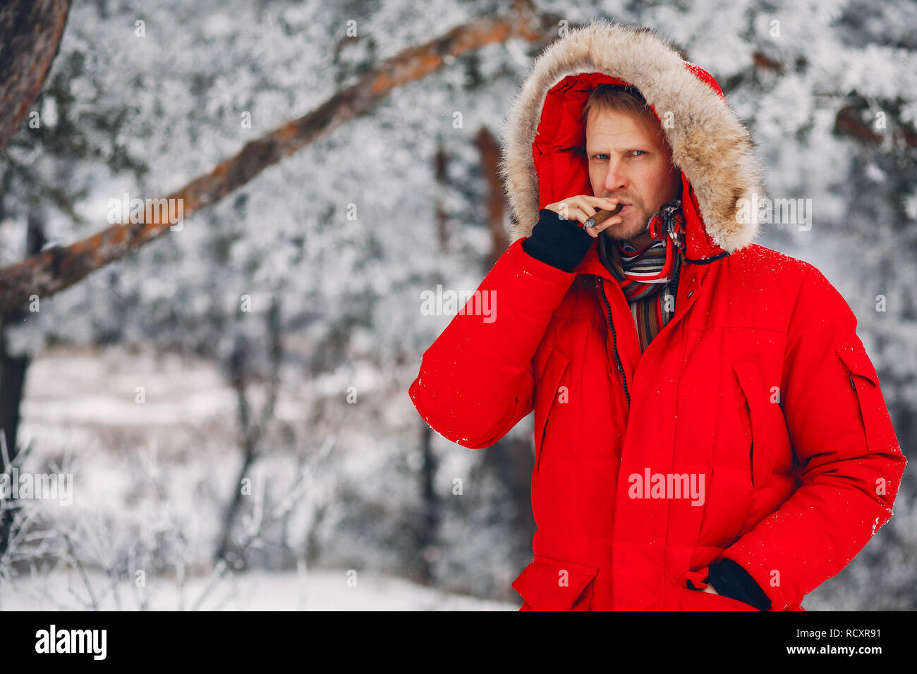 Bel homme de fumer un cigare dans l'extérieur Banque D'Images