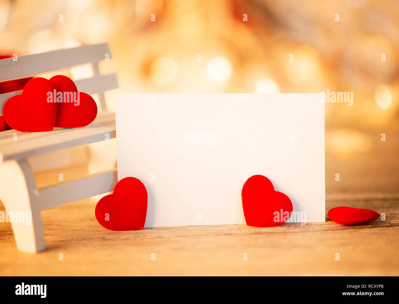 Concept De La Saint Valentin Anniversaire De Mariage Message D Accueil Avec Une Carte Vierge Cœur Des Formes Sur Un Banc En Bois Blanc Bokeh Background Close Up Photo Stock Alamy Concept De La Saint Valentin Anniversaire De Mariage Message D Accueil Avec Une Carte Vierge Cœur Des Formes Sur Un Banc En Bois Blanc Bokeh Background Close Up Photo Stock Alamy