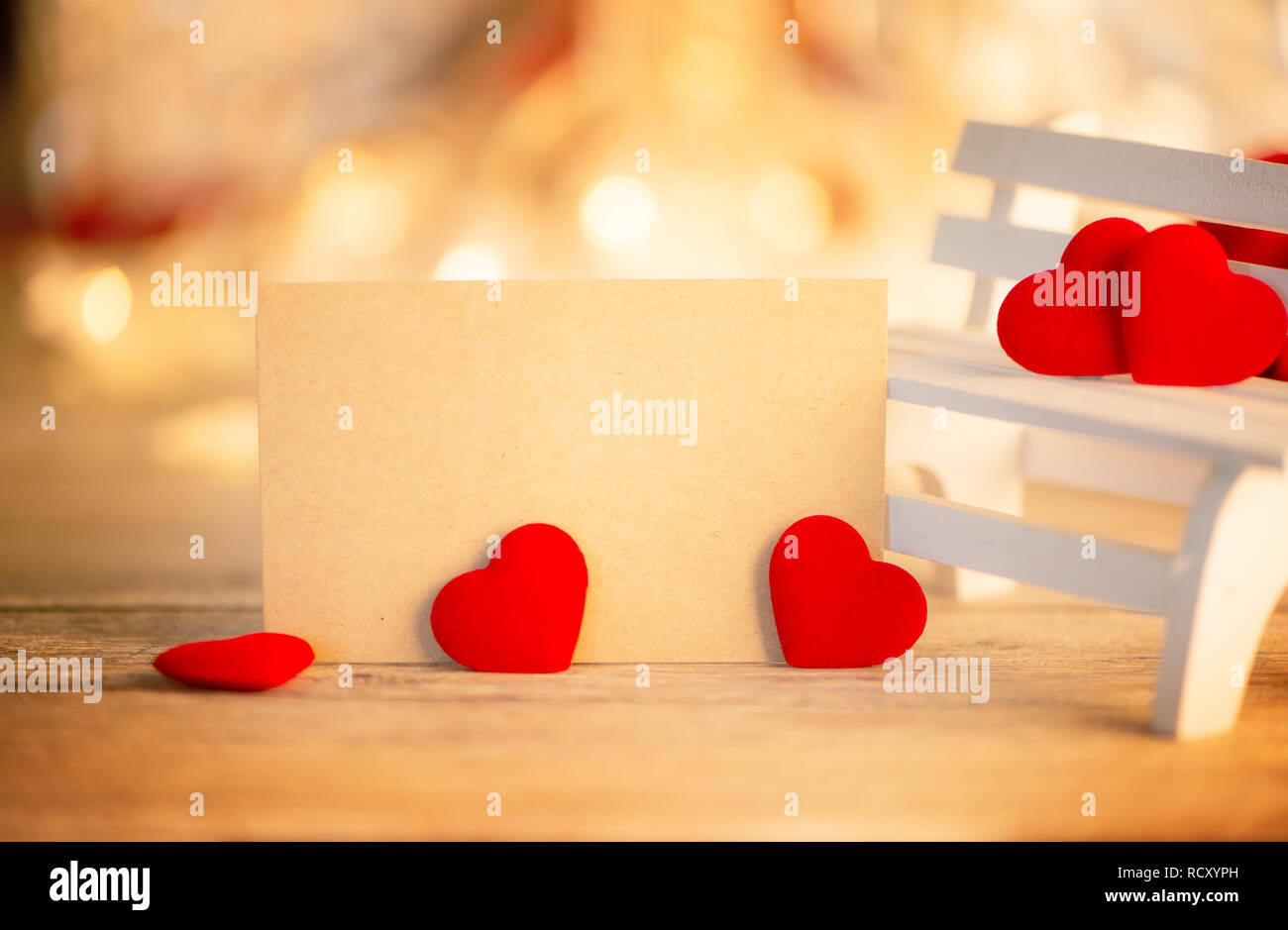 Concept De La Saint Valentin Anniversaire De Mariage Message D Accueil Avec Une Carte Vierge Cœur Des Formes Sur Un Banc En Bois Blanc Bokeh Background Close Up Photo Stock Alamy Concept De La Saint Valentin Anniversaire De Mariage Message D Accueil Avec Une Carte Vierge Cœur Des Formes Sur Un Banc En Bois Blanc Bokeh Background Close Up Photo Stock Alamy