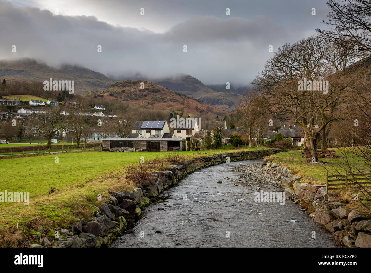 Village de Coniston et River dans le Lake District, Cumbria, Angleterre Banque D'Images