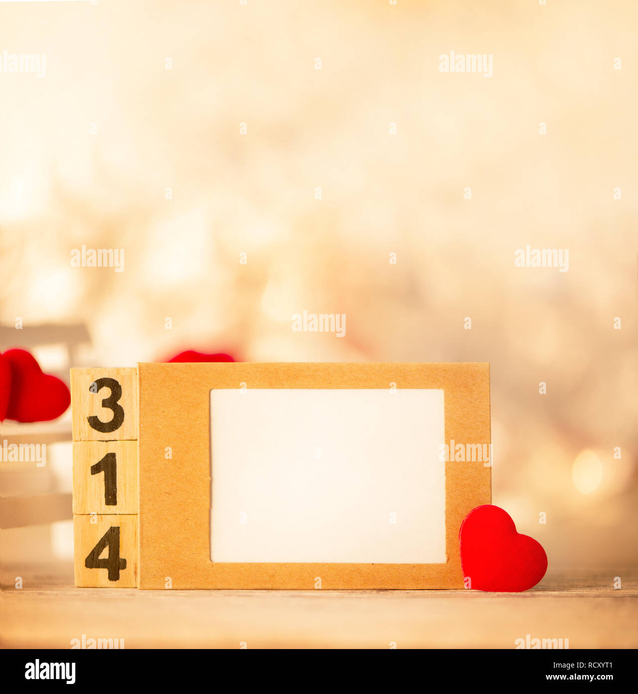 Concept De La Saint Valentin Anniversaire De Mariage Avec Un Message D Accueil Cadre Photo Coeur Des Formes Sur Un Banc En Bois Blanc Bokeh Background Close Up Photo Stock Alamy Concept De La Saint Valentin Anniversaire De Mariage Avec Un Message D Accueil Cadre Photo Coeur Des Formes Sur Un Banc En Bois Blanc Bokeh Background Close Up Photo Stock Alamy
