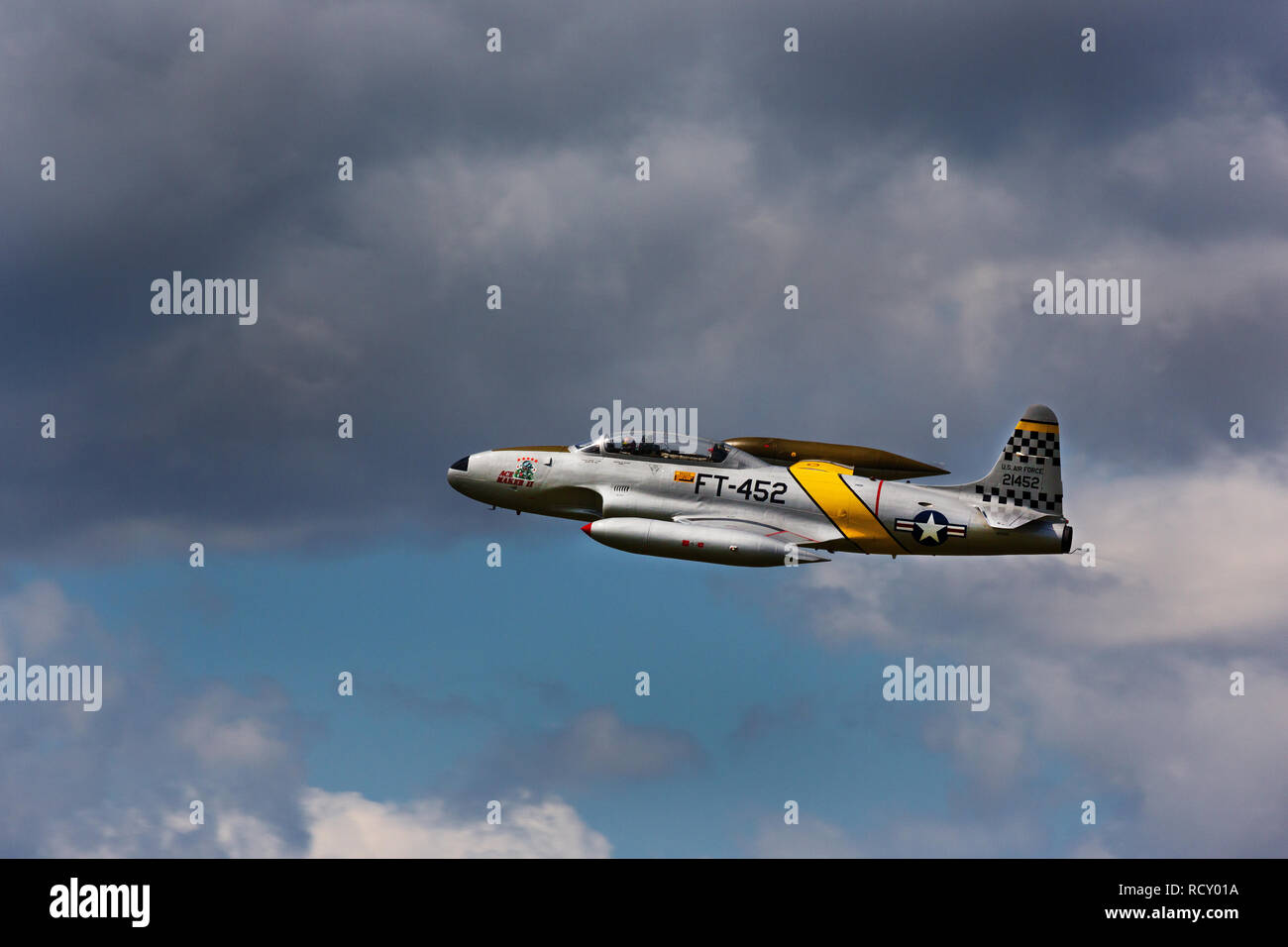 Lockheed T-33 Shooting Star un avion d'entraînement en vol subsonique air show Banque D'Images