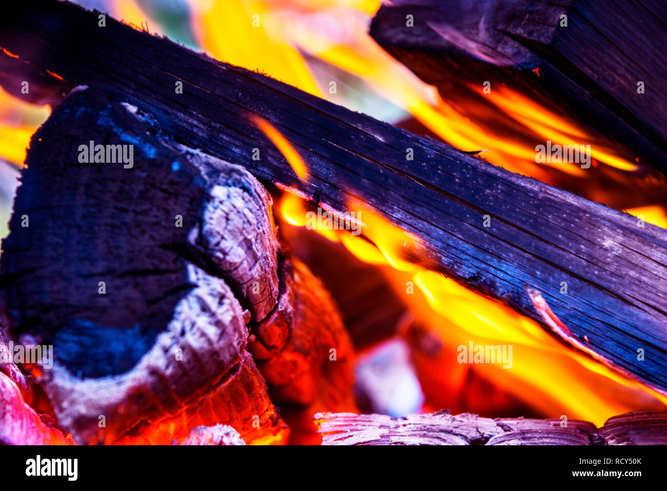 Bois de feu dans la cheminée de près, un barbecue au charbon de bois