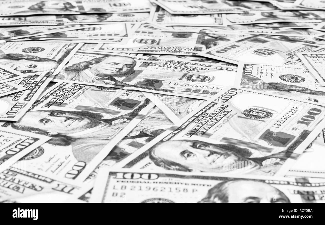 Pile de factures avec 100 Banque d'images noir et blanc - Alamy