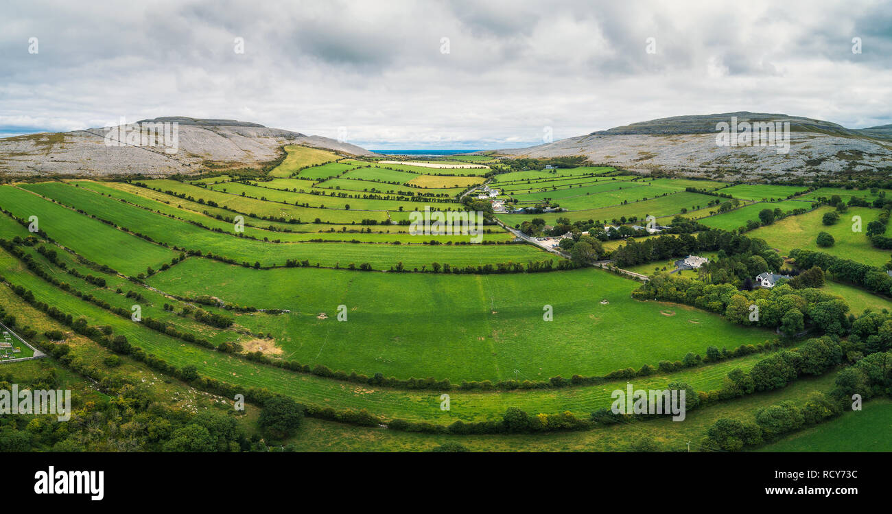 Vue aérienne de la région du Burren en Irlande Banque D'Images