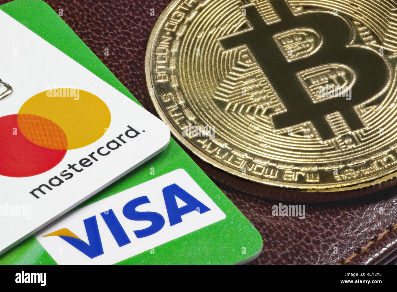 Carte de crédit Visa, Mastercard et d'or avec le bitcoin Etui en cuir sur l'arrière-plan. Banque D'Images