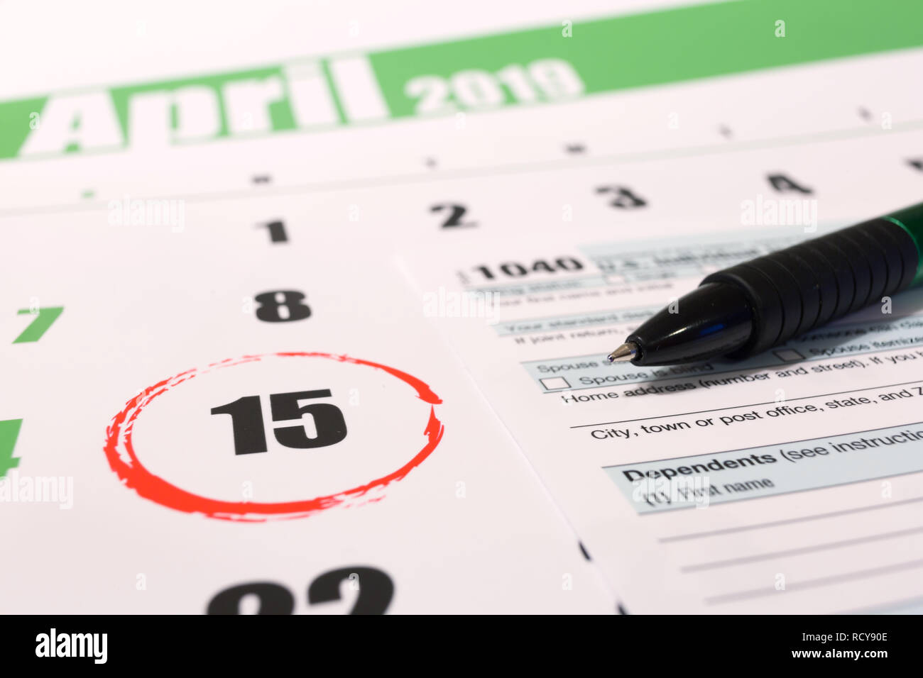 Calendrier 2019 avec 1040 Formulaire de déclaration de revenus pour 2018 montrant tax day pour le dépôt le 15 avril Banque D'Images