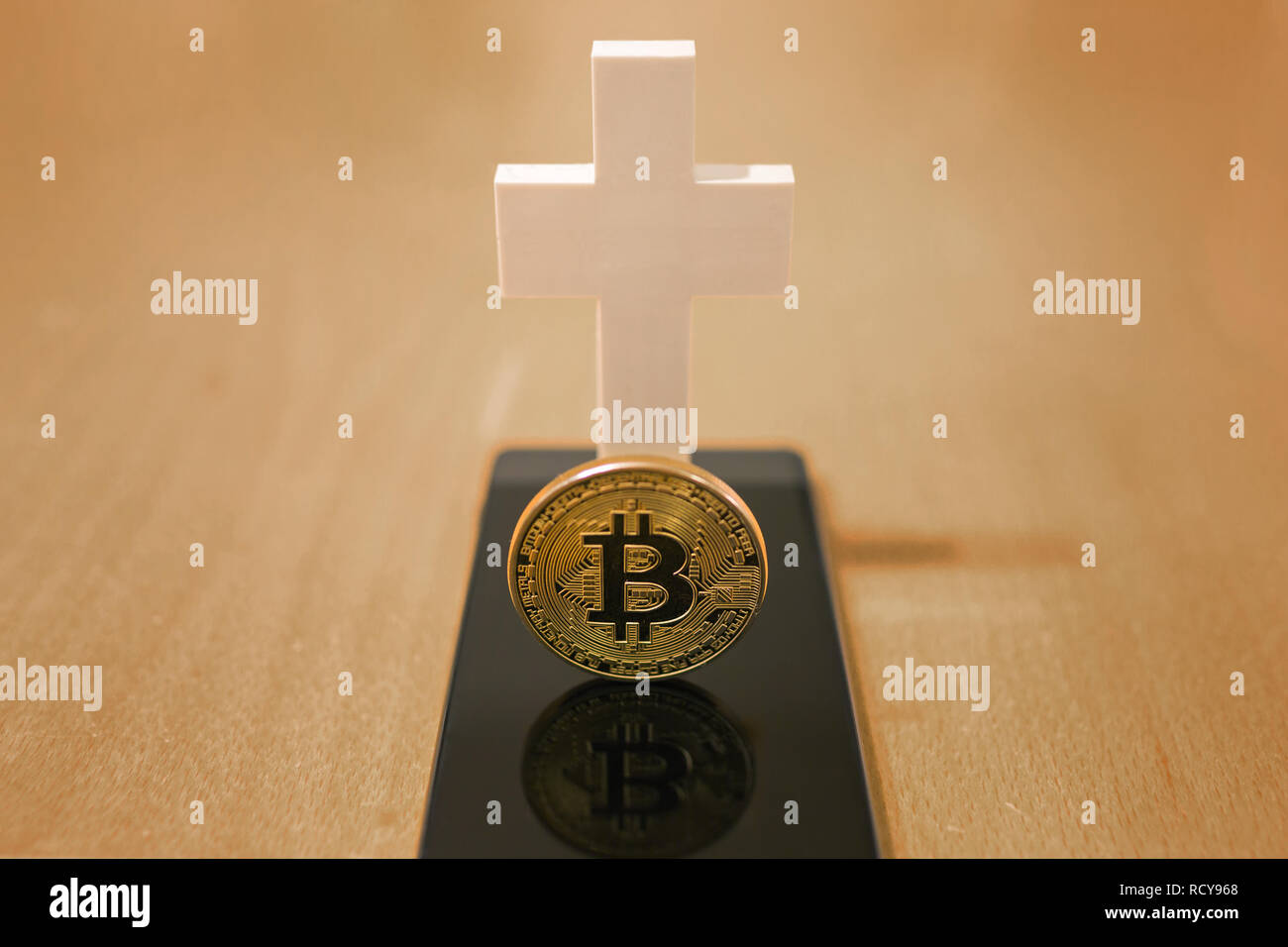 Concept Bitcoin morte avec une croix blanche et smartphone comme grave Banque D'Images