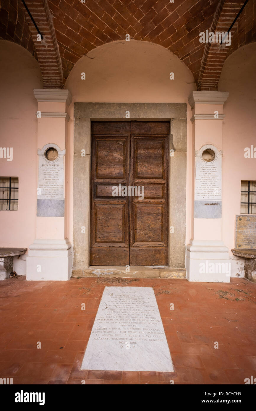 Le sanctuaire de la Madonna del Carmine di Villasimius est situé près de collines boisées de Poggiopiano dans la municipalité de Volterra, province de Pise, Banque D'Images