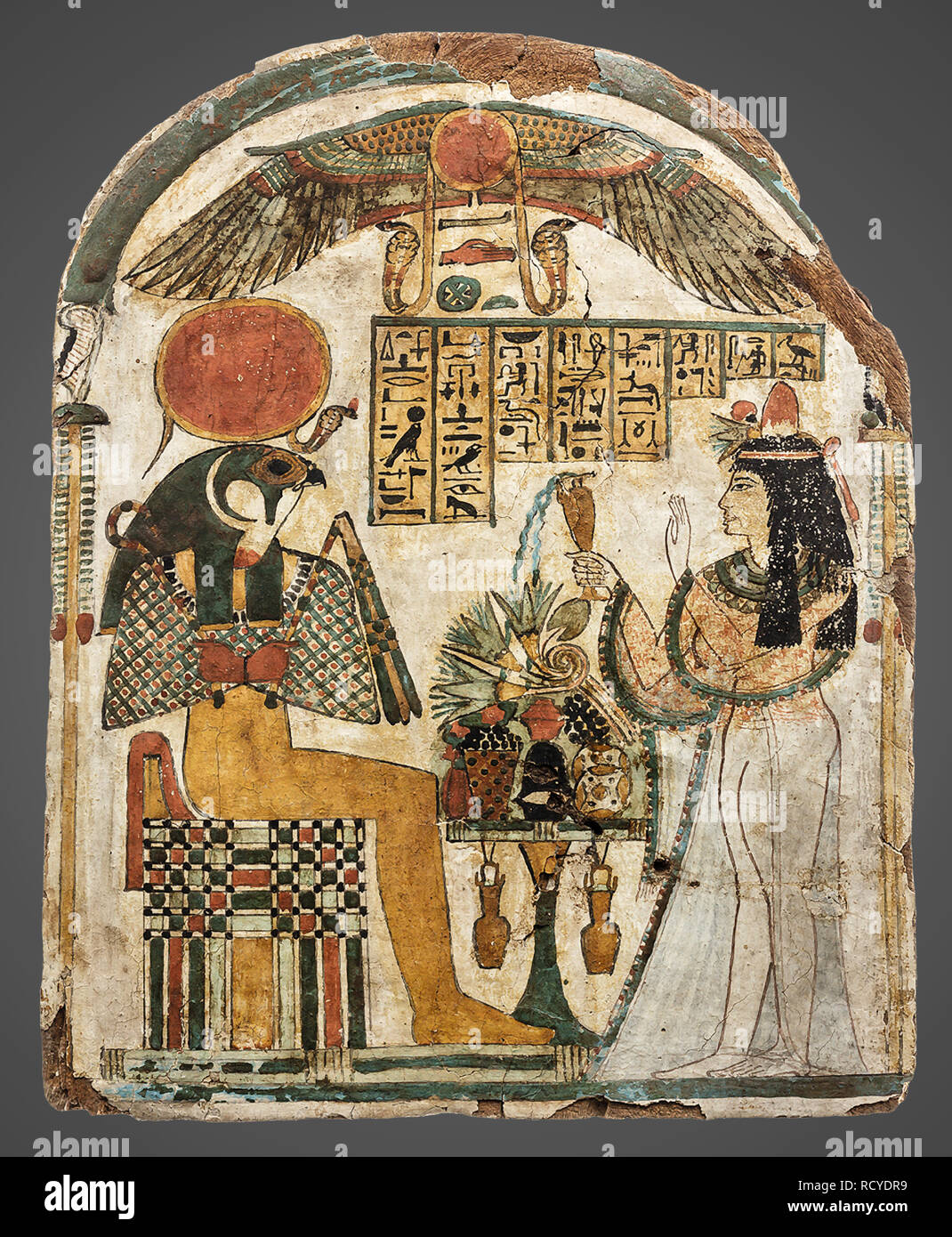 6396. La stèle funéraire montrant une dame adorant les Sun-God Rê-Horakhty, le texte hiéroglyphique est une prière aux Dieux pour l'alimentation pour son esprit en après Banque D'Images