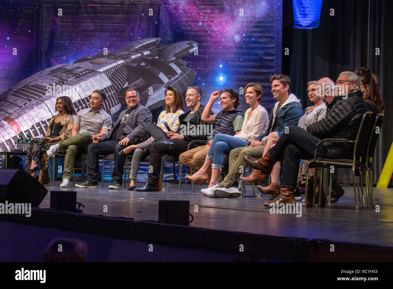 BONN, Allemagne - 19 MAI 2018 : Kandyse McClure, Aaron Douglas, Grace Park, Tahmoh Penikett, James Callis, Tricia Helfer, Michael Trucco, Katee Sackhoff, Michael Hogan, Rekha Sharma, Mary McDonnell et Edward James Olmos, Galactica, réunion à la Fedcon 27 Banque D'Images