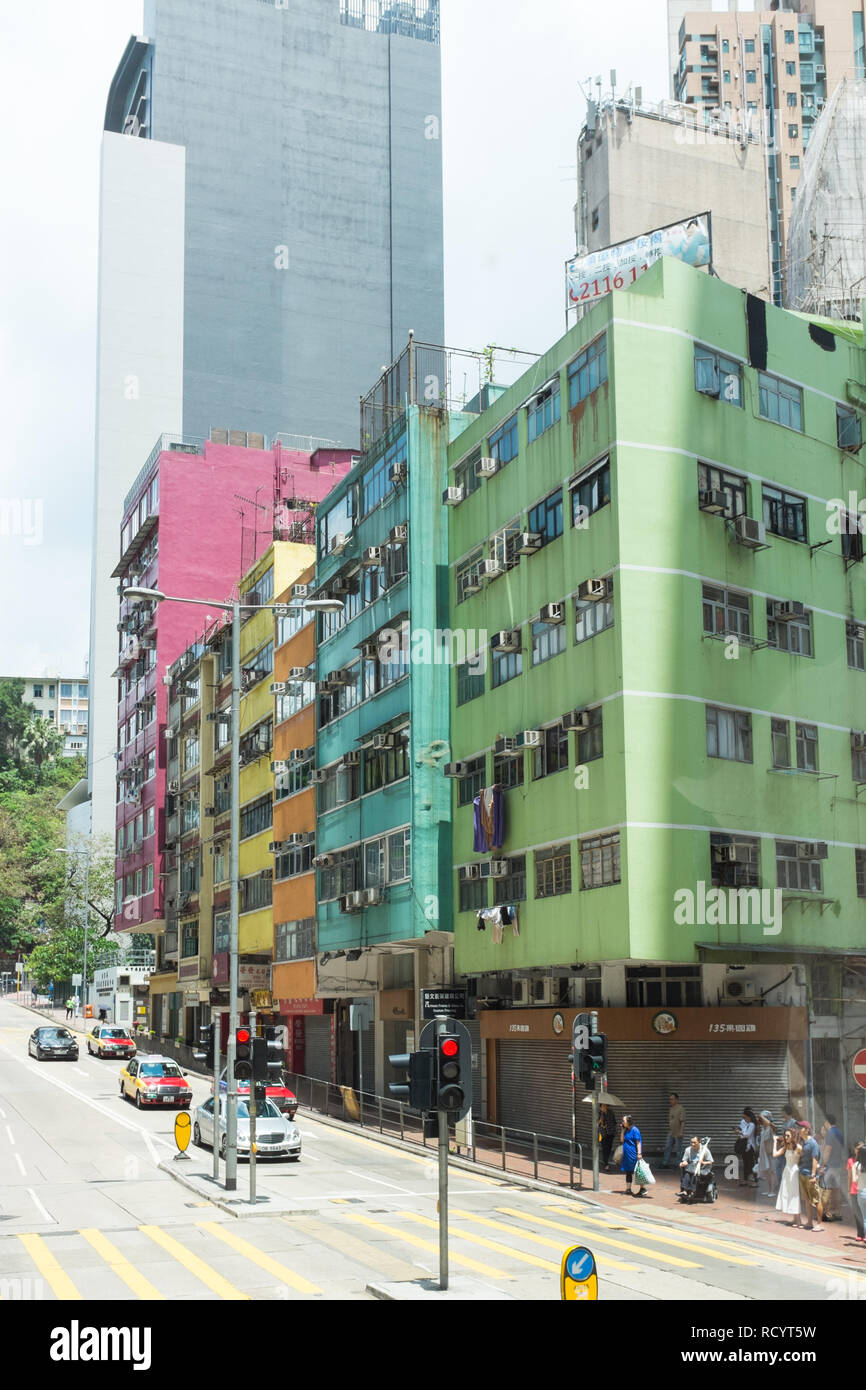 Appartement coloré blocs avec appareils de climatisation et d'un lave-étendus dehors à Hong Kong Banque D'Images