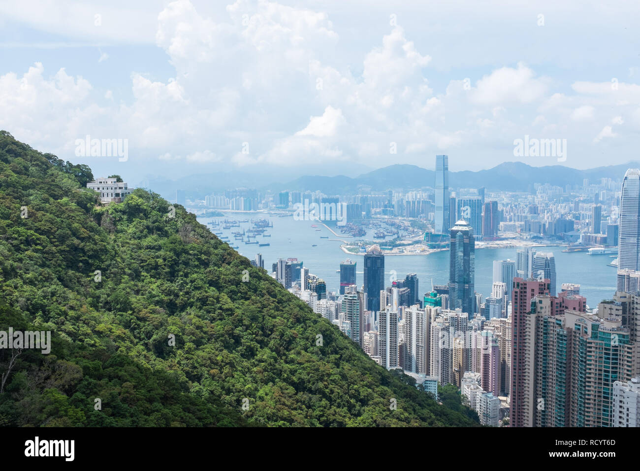 Les visiteurs au sommet de Victoria Peak, aussi connu comme le sommet de l'île de Hong Kong à la recherche vers le bas au niveau de la vue Banque D'Images
