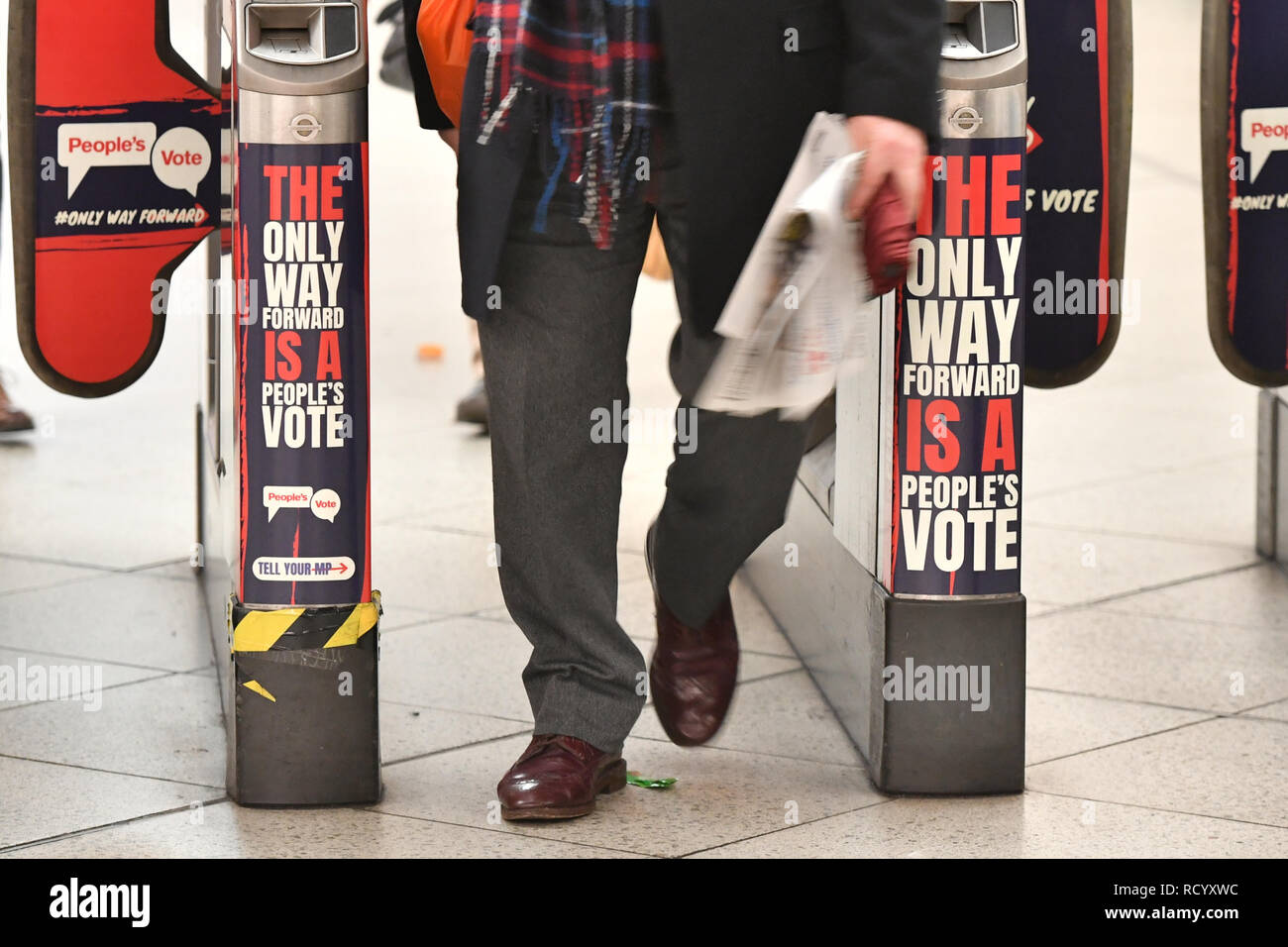Le billet à la station de métro Westminster obstacles à Londres avec des publicités pour la campagne de vote, qui demande la création d'un second référendum sur l'adhésion à l'Union européenne. Banque D'Images