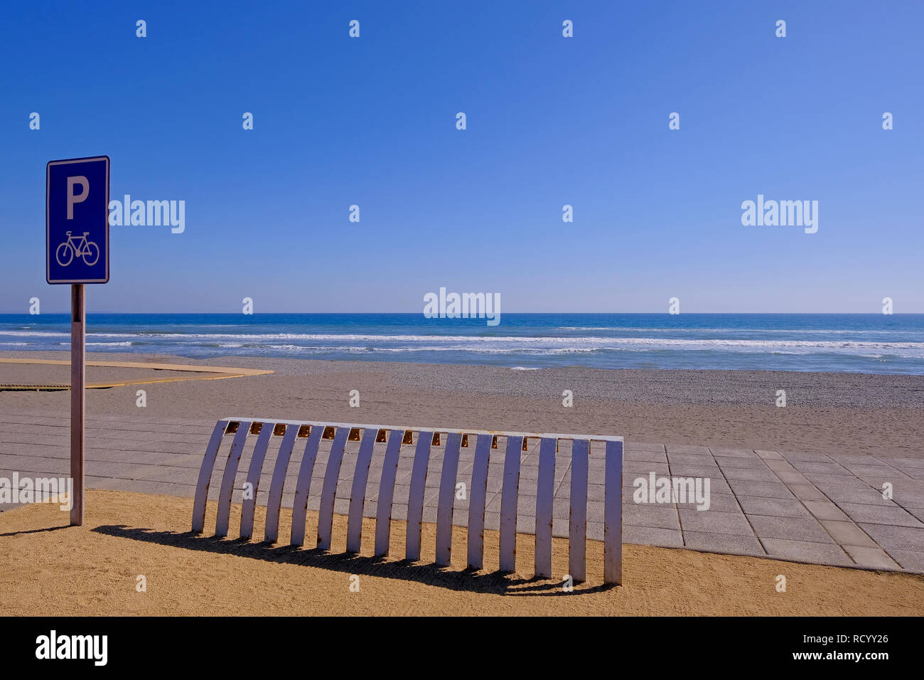 Vélo le long de la promenade de la plage du pacifique avec piste cyclable et de la plage de sable fin, San Antonio, Valparaiso, Chili Banque D'Images