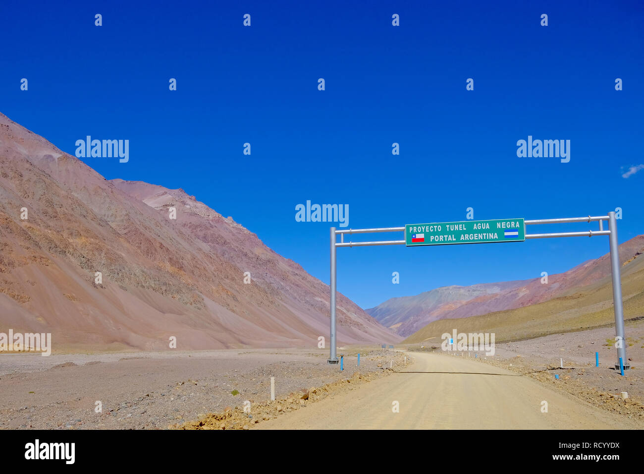 Panneau routier indiquant le projet du tunnel de Agua Negra Agua Negra à travers la montagne, de l'Argentine au Chili, en Amérique du Sud Banque D'Images