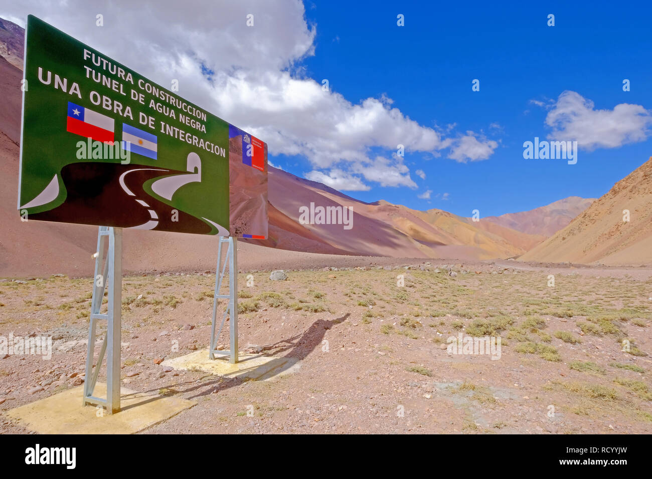 JUNTAS DEL TORO, AU CHILI, le 14 mars 2018 : Road sign montrant l'Agua Negra Tunnel project le 14 mars 2018 Banque D'Images