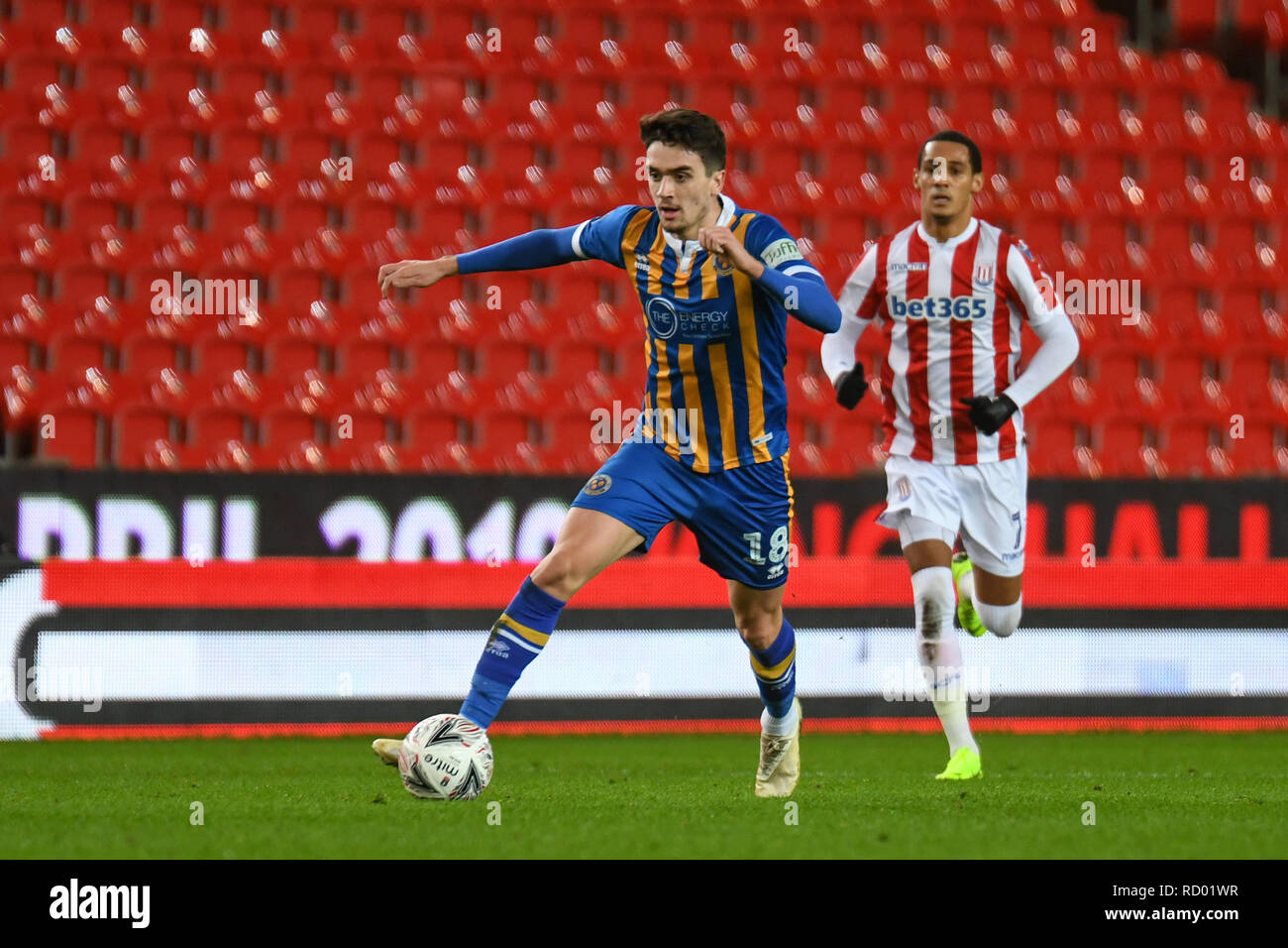 15 janvier 2019, Bet 365 Stadium, Stoke-on-Trent, Angleterre ; unis en FA Cup, 3ème tour replay, Stoke City vs Shrewsbury Town ; Alex Gilliead (18) chefs-ville de Shrewsbury sur crédit Objectif : Richard Long/News Images images Ligue de football anglais sont soumis à licence DataCo Banque D'Images