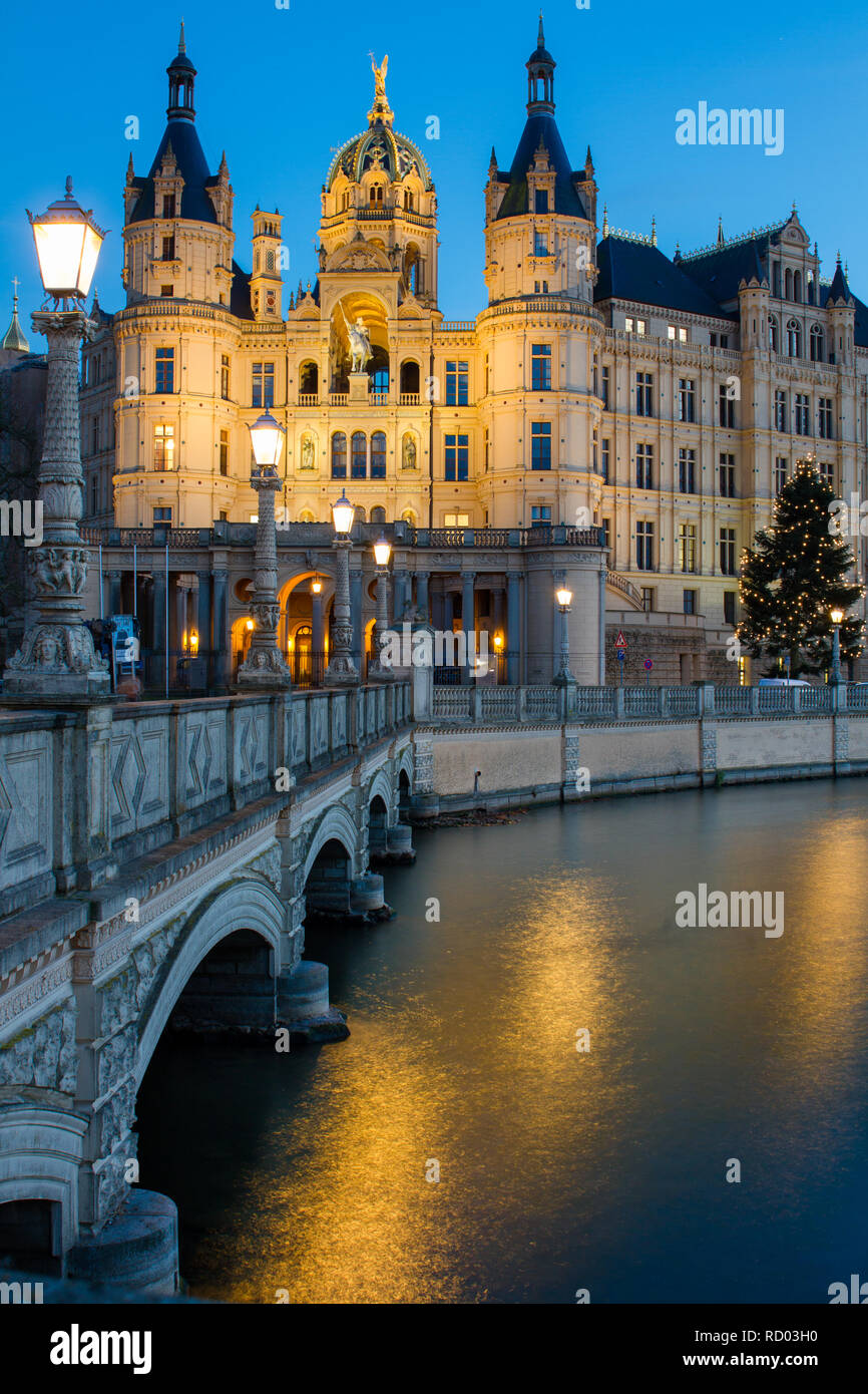 Le château de Schwerin à heure bleue Banque D'Images